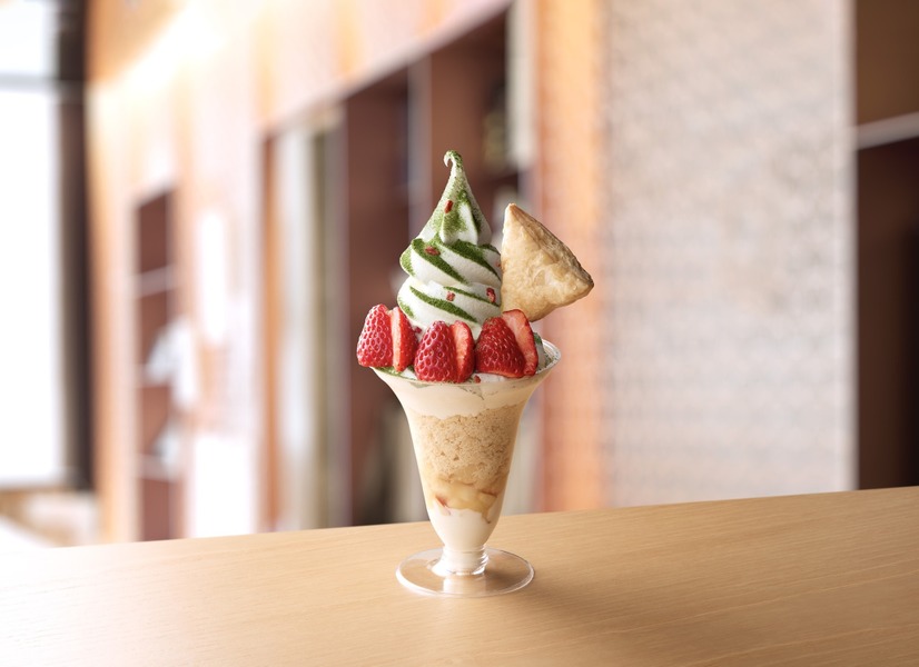 「春のニセコMt.yotei パフェ《いちご＆アップルクランブル》」1,870円