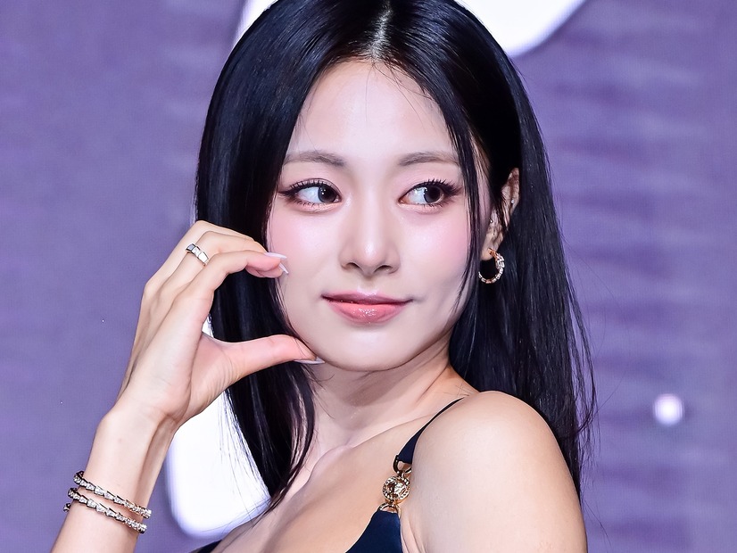 しなやか曲線に釘付け…TWICE・ツウィ、ほぼ“バックレス”衣装で美背中全開「油断した」「やばい」