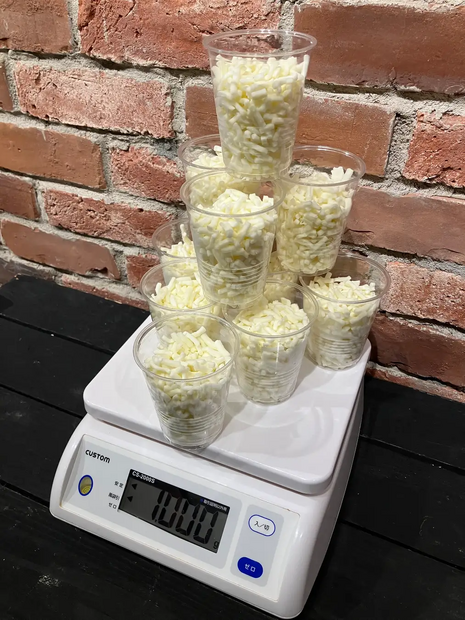 コップ約10杯分のとろ～りチーズ「ほぼ1kgウルトラチーズ」