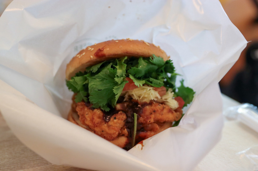 「パクチーチキンバーガー カオマンガイ」【撮影／平木昌宏】