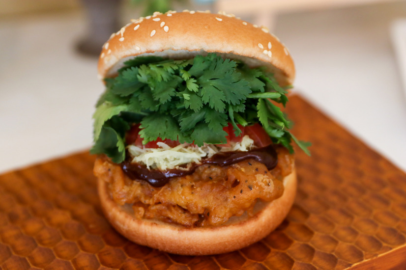 「パクチーチキンバーガー カオマンガイ」【撮影／平木昌宏】