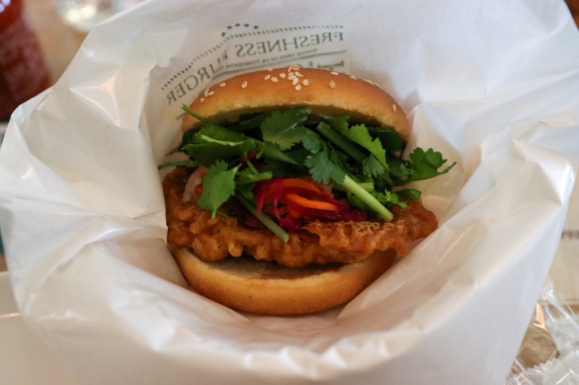 「パクチーチキンバーガー バインミー」【撮影／平木昌宏】