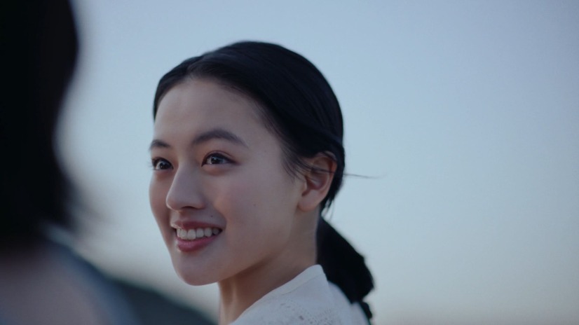 上坂樹里が「niko and ...」新CMキャラクターに就任！海辺で描く「2回目の出会い」