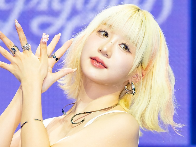 「腹筋バキバキ」日本人K-POPアイドル、へそピ輝く引き締まったスタイルに視線集中！