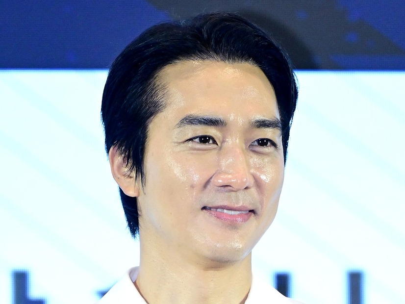 “韓流四天王第2世代”俳優ソン・スンホン、韓国アイドルの結婚式に登場「羨ましい」