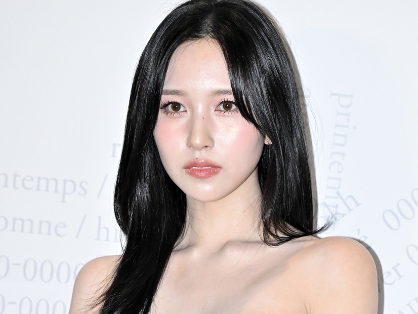“白肌あらわ”キャミ姿にドキッ…TWICE・ミナ、上目遣いSHOTにファン悶絶「可愛すぎるだろお」