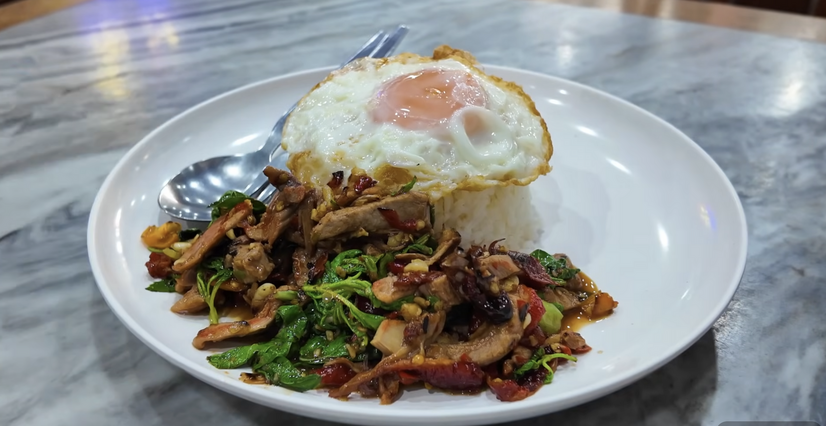 【アジア美食レポート】路地裏50バーツから和牛まで！一度は食べたいバンコク“絶品ガパオ”3選