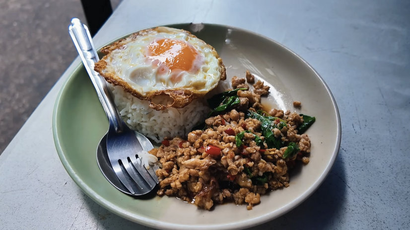 【アジア美食レポート】路地裏50バーツから和牛まで！一度は食べたいバンコク“絶品ガパオ”3選