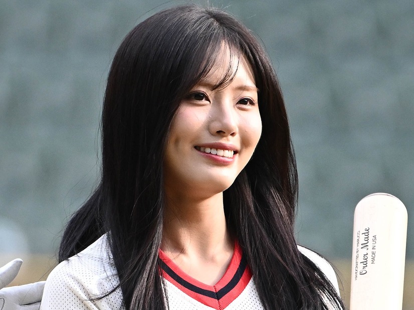 球場に舞い降りた天使…fromis_9・ジウォン、「スポーツアナウンサー体験」に挑戦【独自写真】