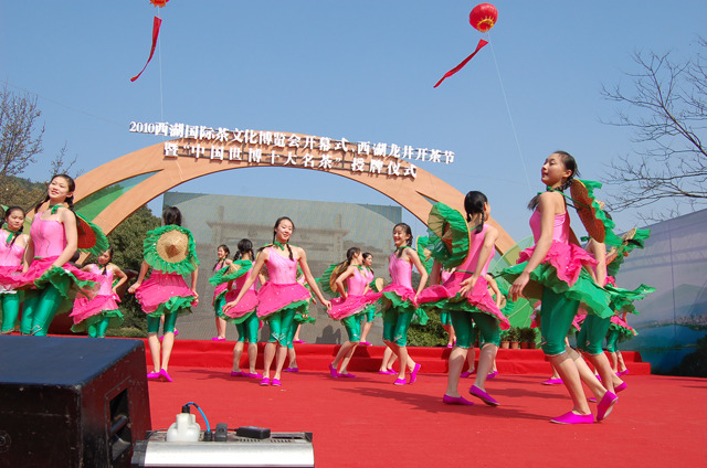 西湖国際茶文化博覧会で踊りを披露する少女たち