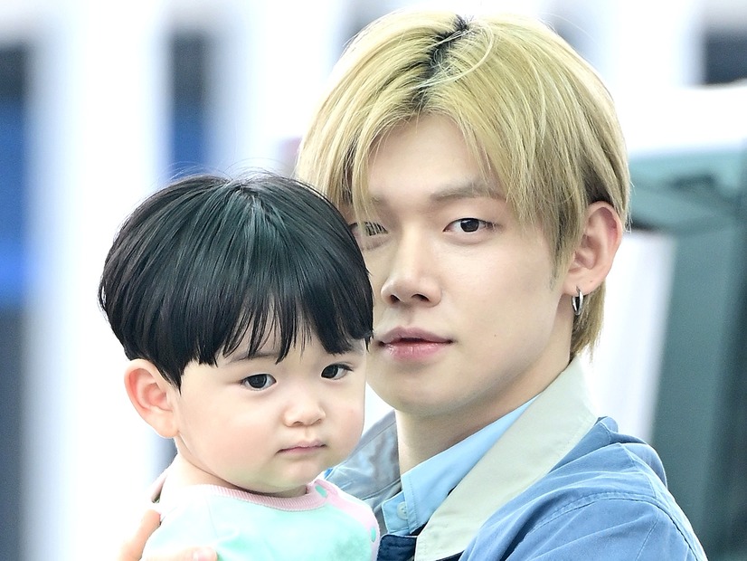 TXT・ヨンジュン、赤ちゃんを抱えて空港に登場！お父さんのような姿を見せたメンバーたちも話題