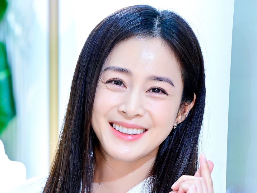 “韓国で最も美しい女優”キム・テヒ、2児の母らしい一面が話題「子供たちが好きなパンを…」