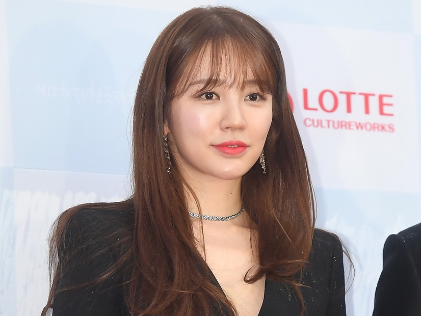 透かし編み＆背中丸見えで開放的に！『コーヒープリンス』女優、可愛すぎるスイムウェア姿