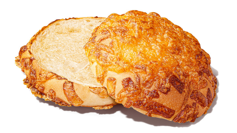 4種のチーズをふんだんに使用し、手作業で丁寧に焼き上げた、こだわりの“4種チーズのクラフトバンズ”