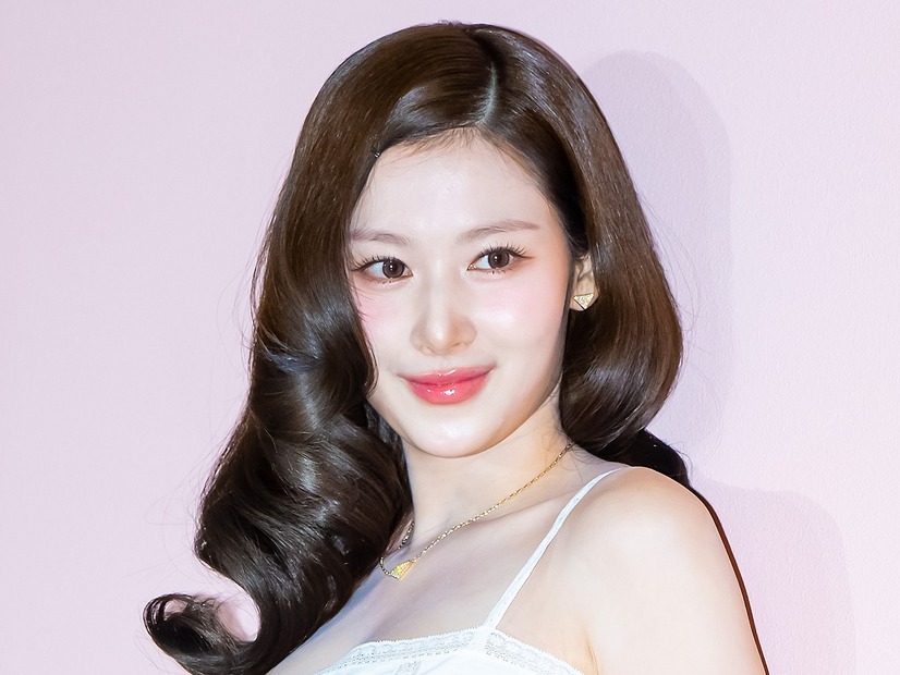 インナーの紐が…TWICE・サナ、ドキドキする“超接近”SHOT！ぴっちり私服で見せた極上の可愛さ