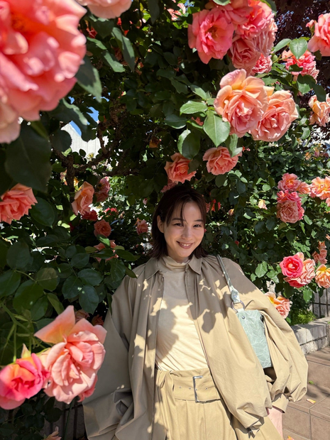 のん、スゴすぎる満開のバラとのショット公開！ファン「雰囲気良すぎ」「素敵な写真」と驚き