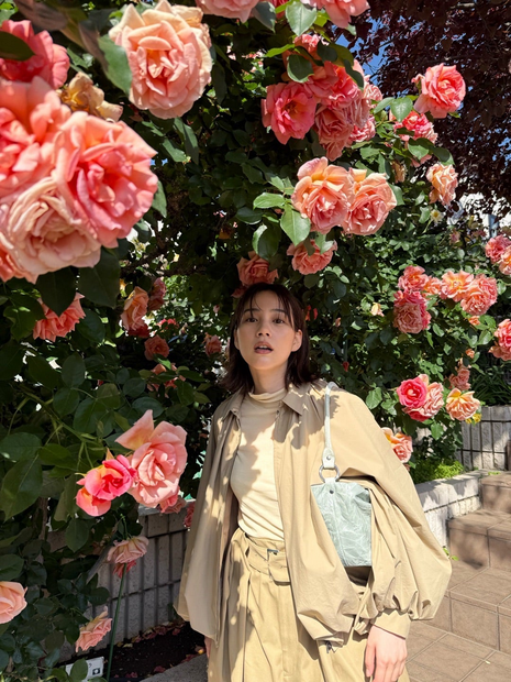 のん、スゴすぎる満開のバラとのショット公開！ファン「雰囲気良すぎ」「素敵な写真」と驚き