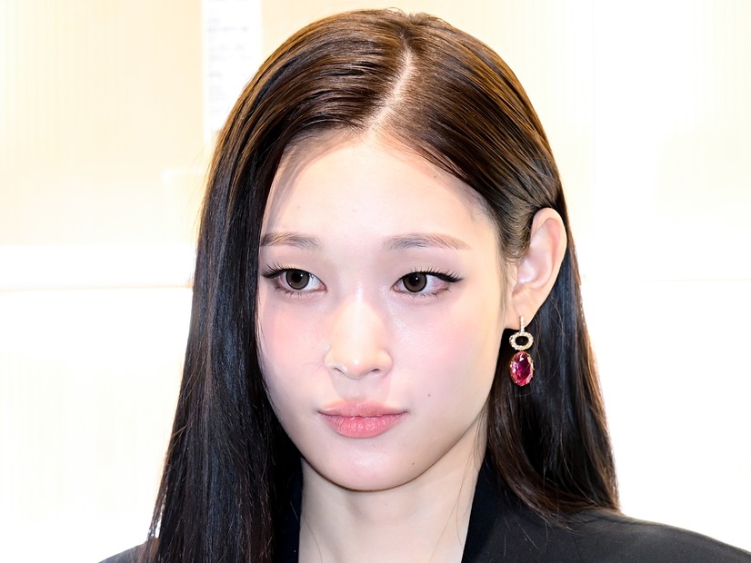 “財閥3世”のK-POPアイドル、米名門コロンビア大卒業へ…清楚なガウン姿の近況公開