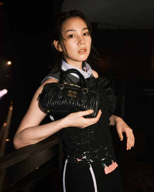 のん、洗練されたmiumiuコーデ披露！「やっとお会いできた」齋藤飛鳥とのツーショットも公開