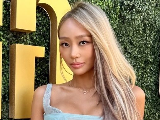 直視できない…ヒョリン、透けたスリットドレスで見せた弾力！しなやかな美しさに惚れ惚れ