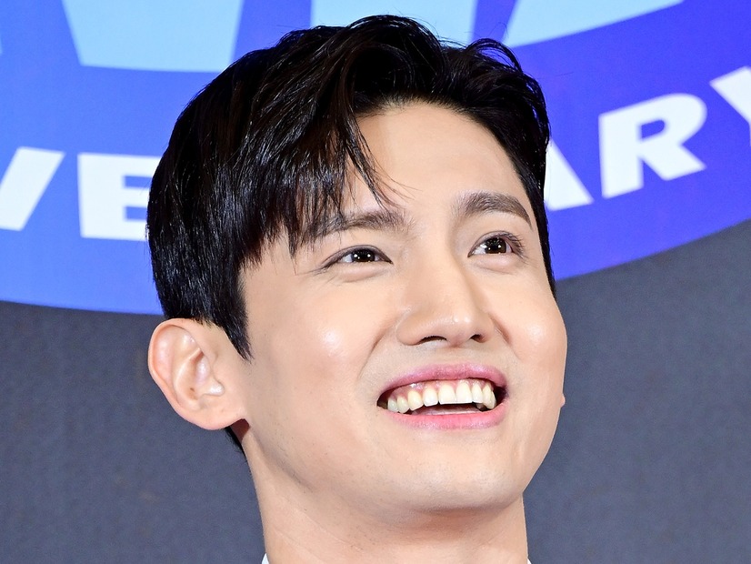 東方神起・チャンミン、日ごとに増す輝き…日本で白タキシード姿披露「かっこよすぎ」
