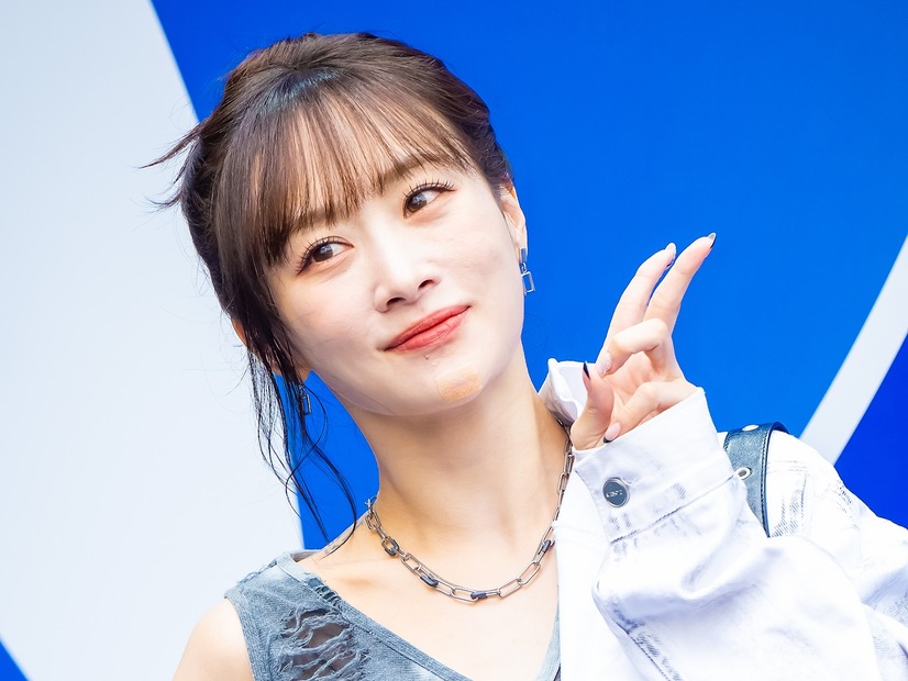 布面積どうなってるの!?KARA・ニコル、大胆肌見せで爽やかに弾ける「本当に伝説」