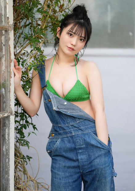 石浜芽衣 写真集『Maison de meme』 (撮影:LUCKMAN) 価格2,200円(税込)(c)ワニブックス