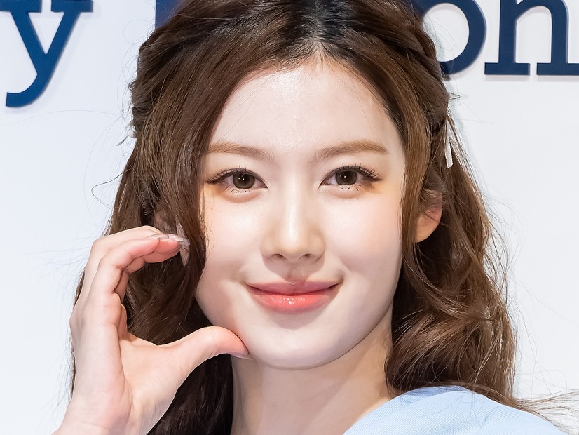 TWICE・サナ、人気アイドルとの“デート”を自慢！密着2ショットに反響殺到「すごい」「かわちい」