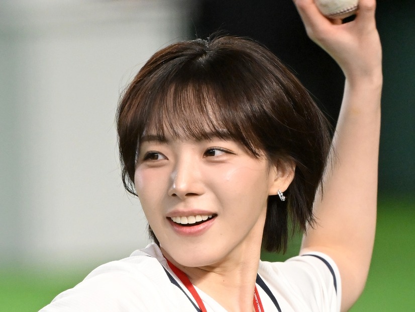愛称“太もも女神”らしく存分に披露！韓国チア、“ほぼ素肌”の迷彩ルックをキュートに着こなし