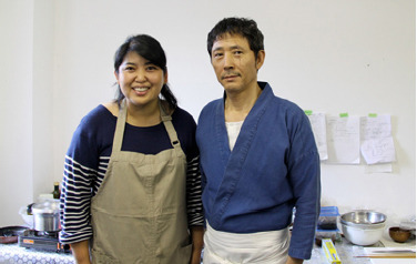 撮影時の飯島奈美さんと小林薫さん