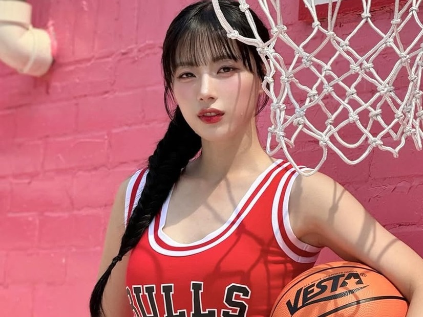 深めVネックから覗く美Body、前かがみも…大谷翔平の試合にも登場した韓国人気チアの悶絶ショット