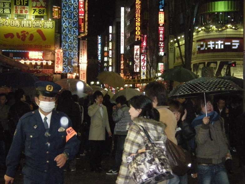 深夜から並ぶ人たち