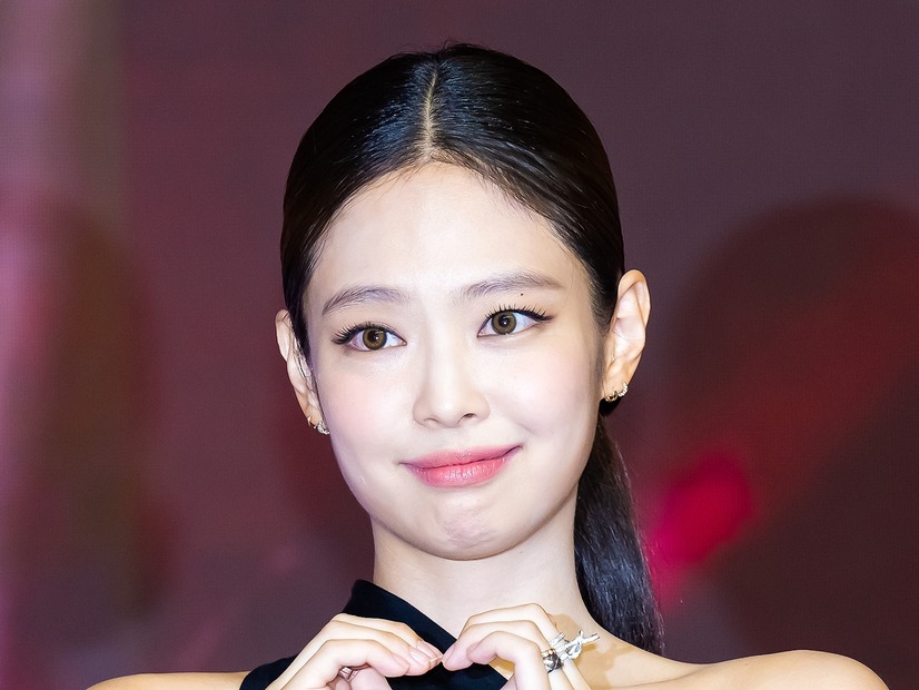 アンダーウェアを堂々と…BLACKPINK・ジェニー、美ボディ全開“攻め衣装”で魅了「キャー」