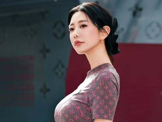 相変わらずの爆裂ボリュームと美麗ビジュアル！クララのオーバー40とは思えない美貌に視線集中