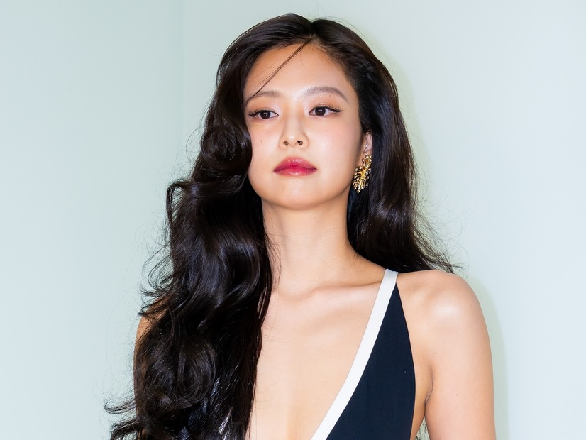 上は何も着用しない大胆さ!BLACKPINK・ジェニー、果敢なファッションへの挑戦で一皮むける