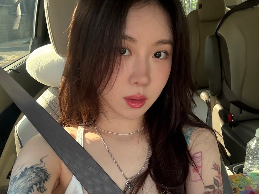 両腕にびっしりとタトゥーが、韓国女性歌手のビジュアルに注目　最新ショットに反響