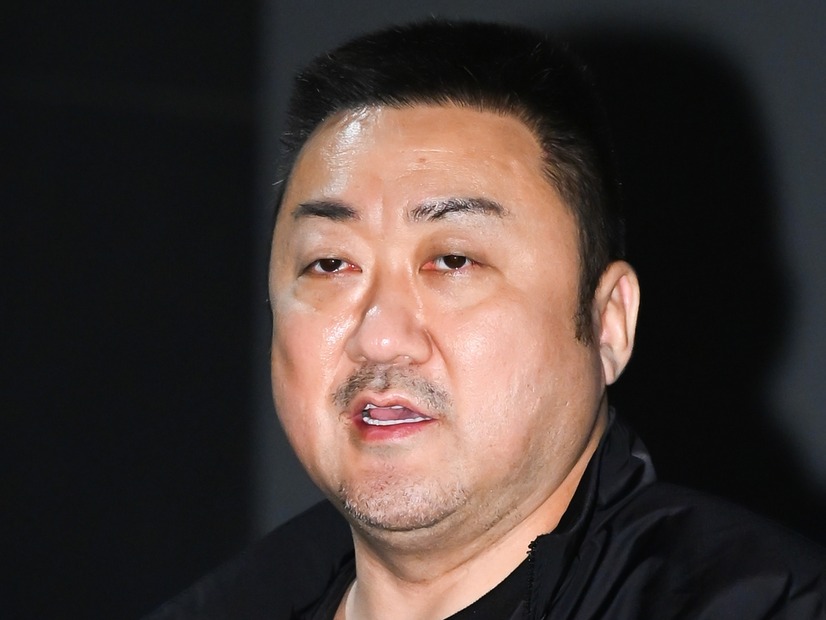 『犯罪都市』俳優マ・ドンソクの父親が死去…妻イェ・ジョンファとともに葬儀場で弔問客対応