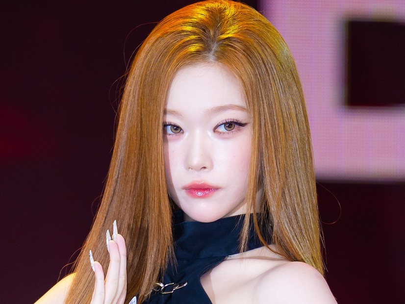 ピチピチ衣装がはち切れそう…日本人K-POPアイドル、“ふっくら曲線”に視線集中「色気がすごい」