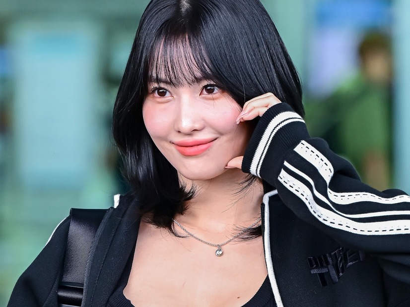 「お願いだから服を着て」TWICE・モモ、際どすぎ…？“脇腹丸見え”ファッションで視線独占