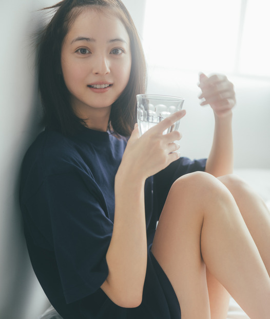 『気まずいほど 佐々木希と目が合いすぎる日めくり』撮影：東京祐／ワニブックス刊