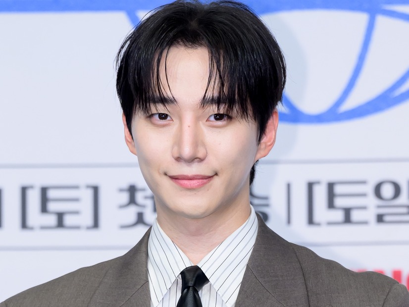 2PM・ジュノ、タキシード姿で放つ“大人の色気”　東京ドーム公演を回顧「本当に大切な時間」