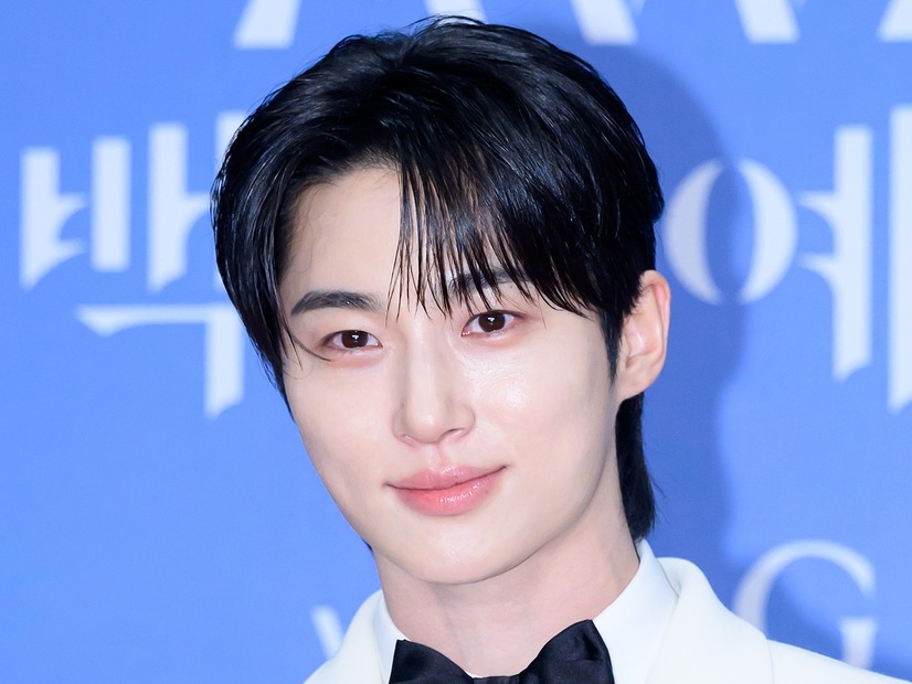 日本公演も決定！俳優ビョン・ウソク、アジアファンミーティングツアー開催　“特別な招待状”も公開
