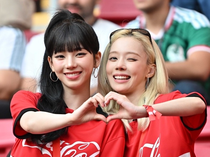 aespa・カリナとウィンター、韓国代表のW杯初戦に登場！　赤ユニ姿で現地応援、国旗掲げ笑顔も