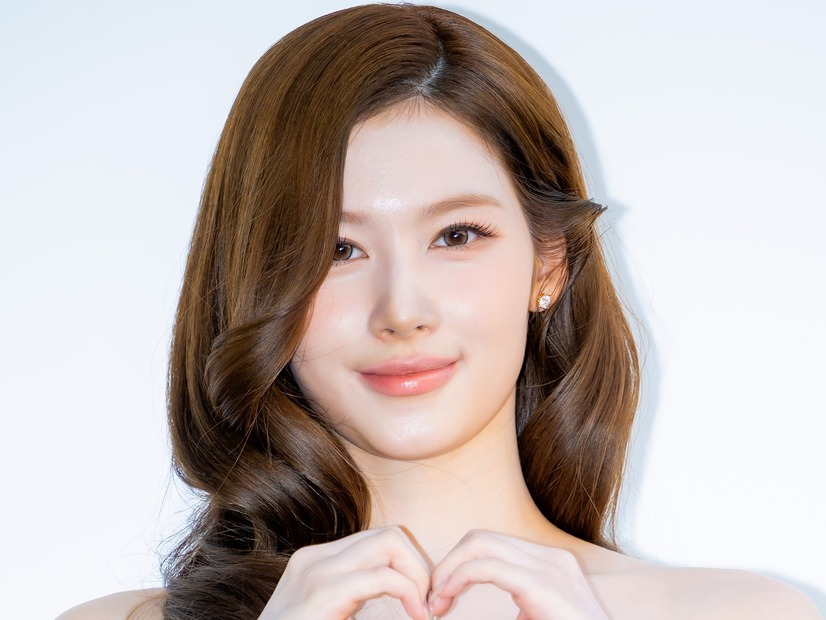 TWICE・サナ、“女神”と見紛うほどの美貌…きらめくマーメイドドレスでイベントに参加