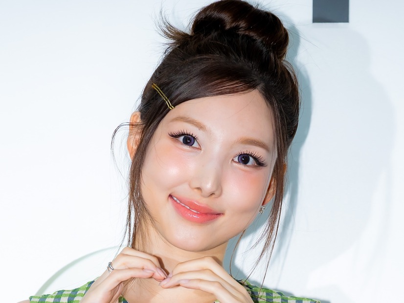 TWICE・ナヨン、眩しい“ビタミン笑顔”にキュン！爽やかお団子ヘアで魅力全開「ありえん可愛さ」