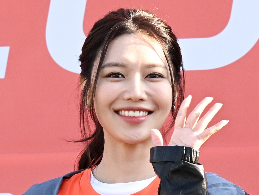 14年交際の恋人との破局から4日…少女時代・スヨン、笑顔で公の場に！難病患う父とマラソンに参加