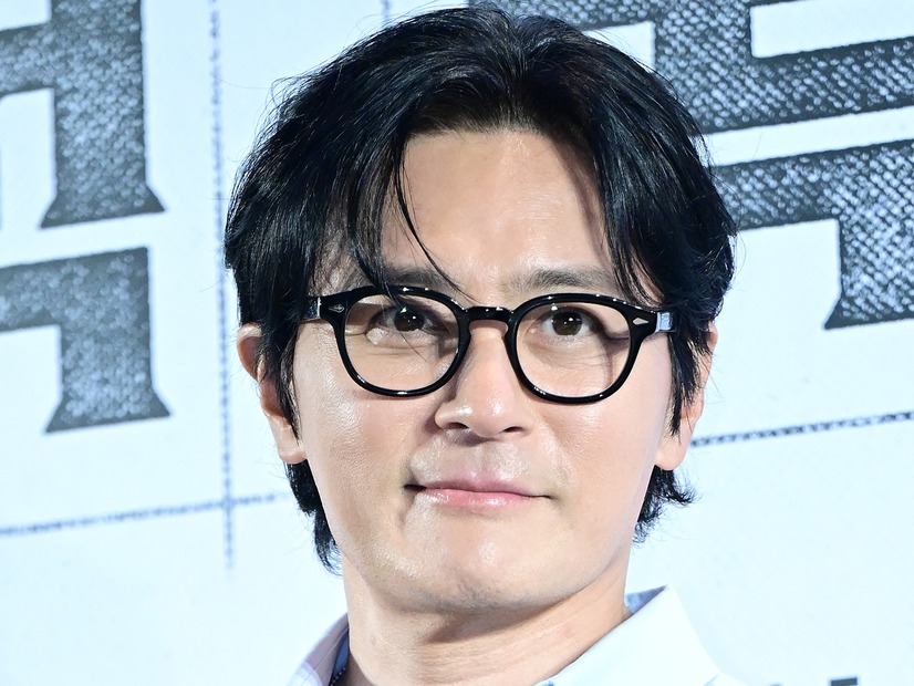 “韓流四天王”俳優チャン・ドンゴン、子供のインター卒業式に出席！変わらぬ容姿端麗さが話題