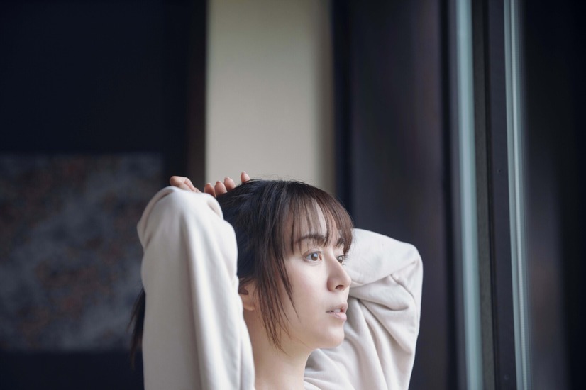 撮影：三宮幹史／『比嘉愛未エッセイ集　またね。』（講談社）