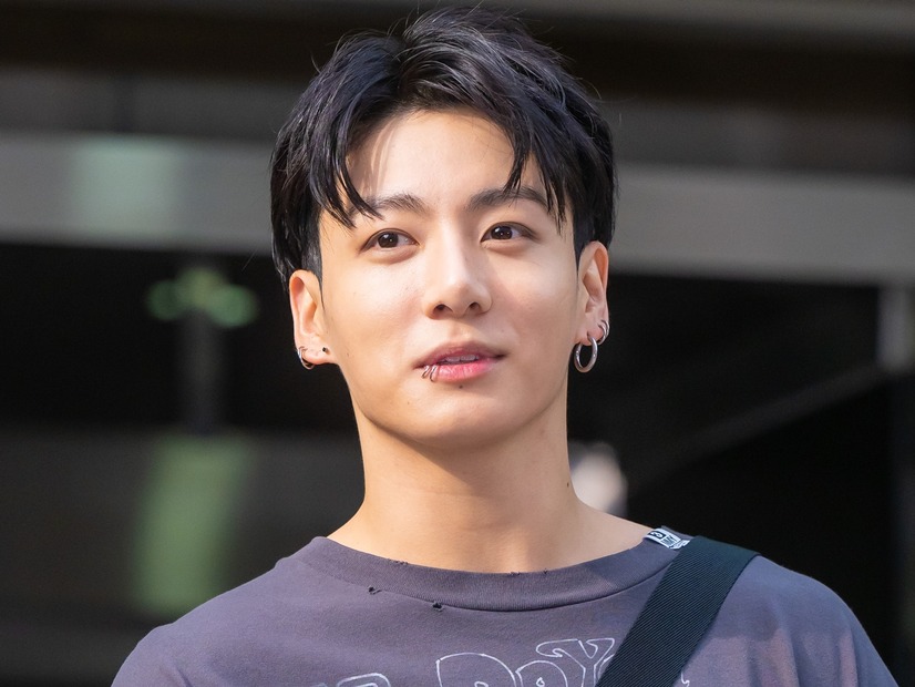 BTS・JUNG KOOK、30kgのダンベルも軽々と…！血管浮き出るバキバキ“肉体美”でファンを魅了
