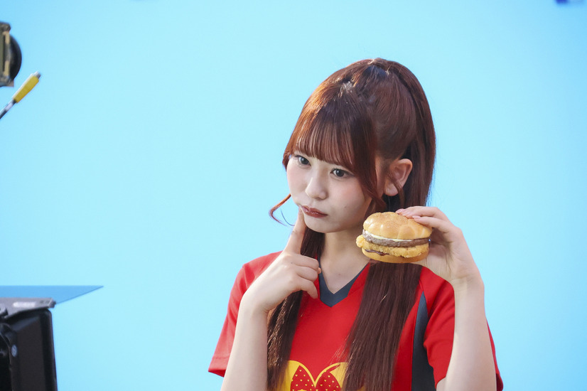 ＝LOVEがマクドナルドと初コラボ！人気曲『ラブソングに襲われる』をオマージュしたWebCMが公開！